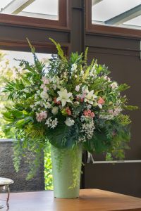 A stunning floral arrangement featuring lilies and roses, perfect for weddings or events, indoors in São Paulo.